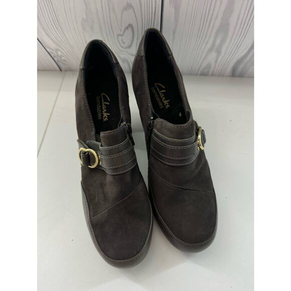 Clarks Brown Suede Buckle Sapphire Selene Loafer Shootie Pump Size 7 R1 - Picture 1 of 10